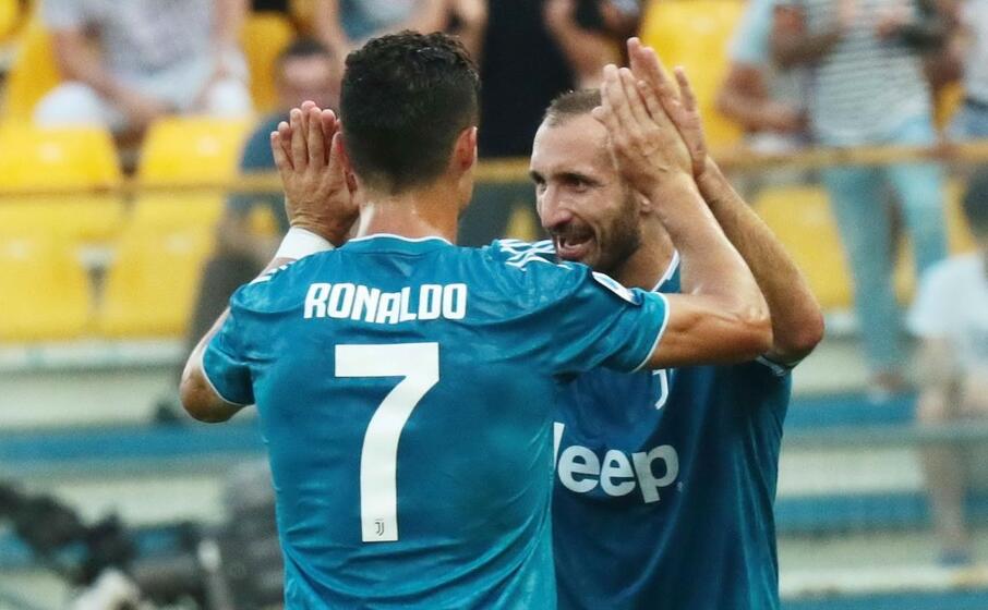 chiellini e ronaldo festeggiano il gol vittoria (ansa)