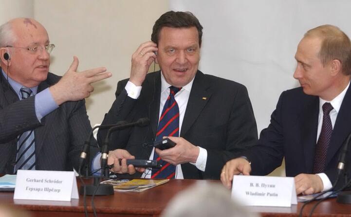con putin al centro l ex cancelliere tedesco schroeder
