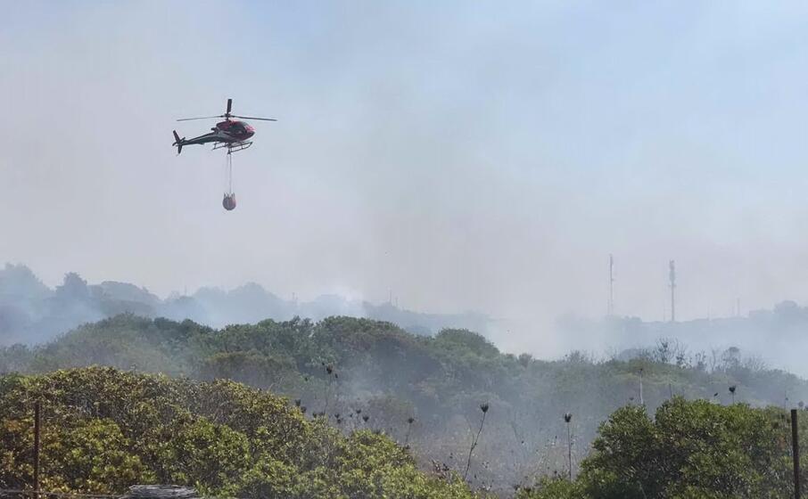 fiamme a carloforte intervengono tre elicotteri