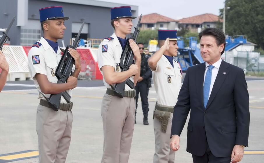 giuseppe conte all arrivo a biarritz (ansa)