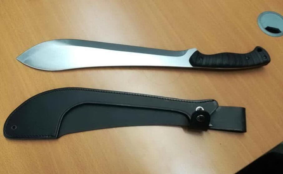 il machete sequestrato al 47enne (dal profilo facebook dell assessore alla sicurezza del comune di verona daniele polato)