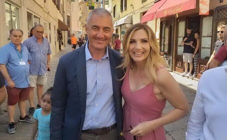 il sindaco di alghero con lorella cuccarini (foto l unione sarda fiori)