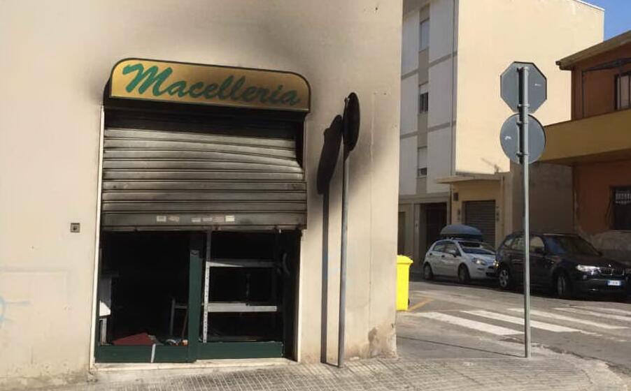 la macelleria dopo il rogo (foto l unione sarda vercelli)