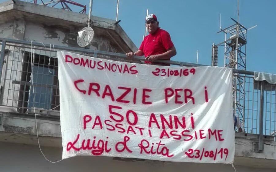 loi con lo striscione di auguri (foto concessa)