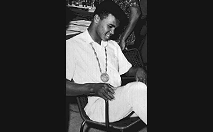 cassius clay (futuro muhammad ali) con la medaglia d oro