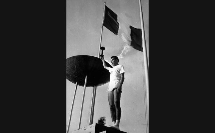 gianfranco peris l ultimo tedoforo accanto al tripode allo stadio (tutte le foto sono ansa)