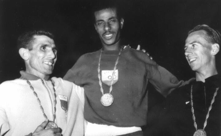 il podio sul gradino pi alto proprio bikila