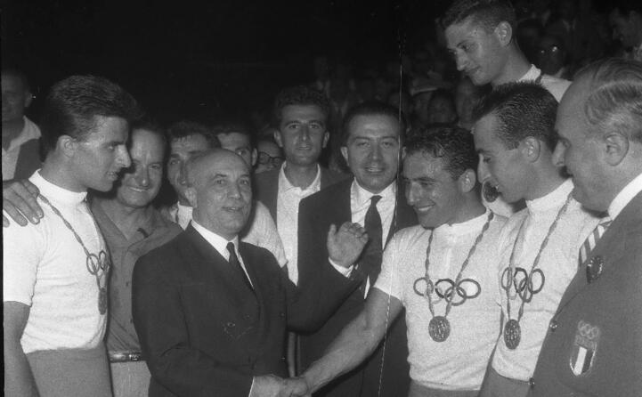 il presidente del consiglio amintore fanfani con i campioni (italiani) di ciclismo in tandem