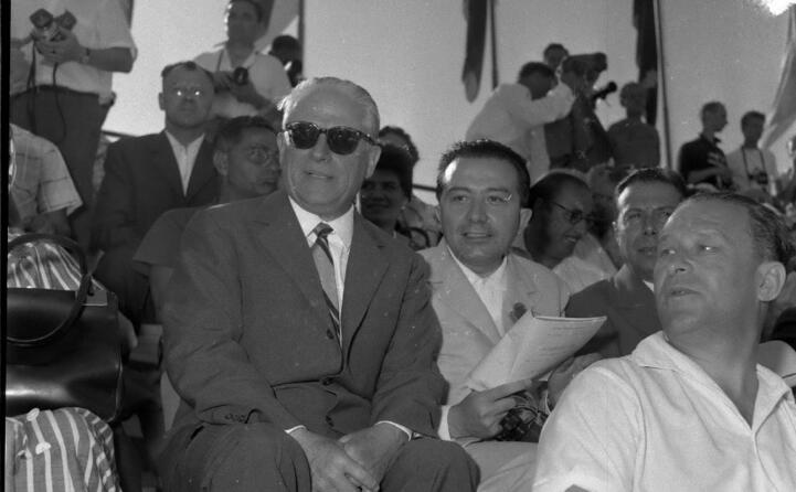 il presidente della repubblica giovanni gronchi e il ministro della difesa giulio andreotti