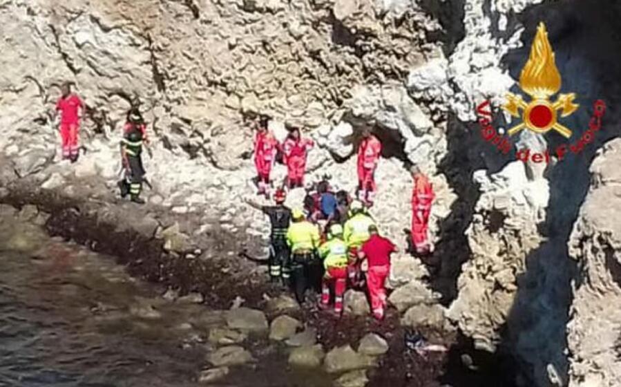 la scogliera dove avvenuta la caduta (vigili del fuoco)