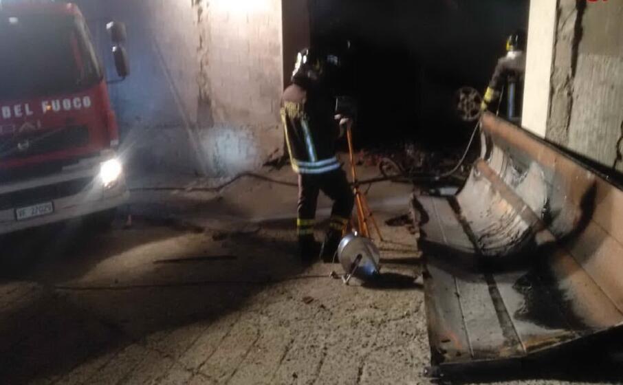 le operazioni di spegnimento del rogo (foto vigili del fuoco)