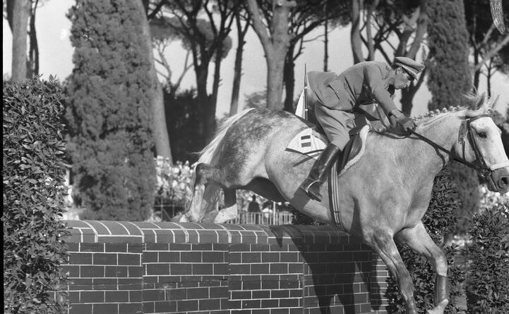 pietro d inzeo durante la gara di equitazione