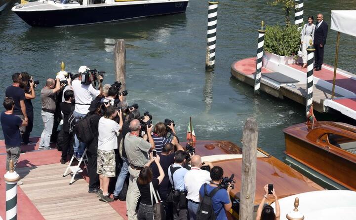 alessandra e alberto scendono dalla barca e si concedono ai fotografi