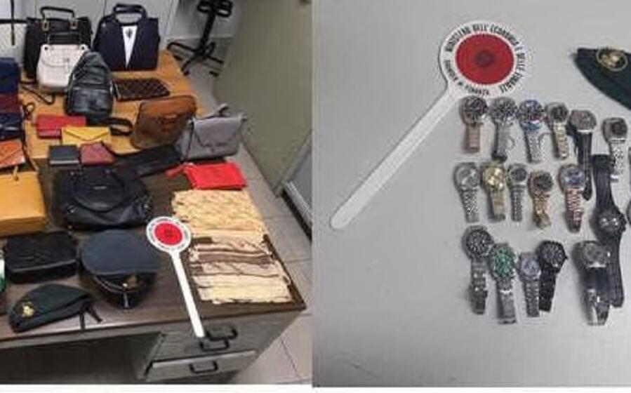 gli oggetti sequestrati (foto gdf)