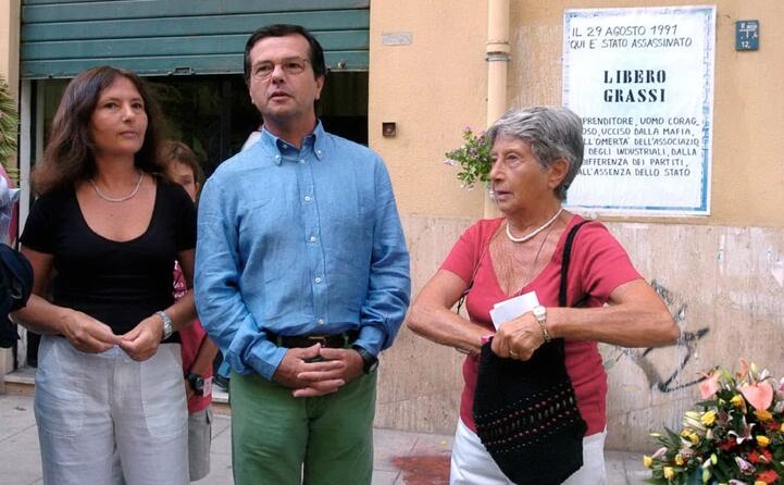 i figli e la moglie durante una commemorazione