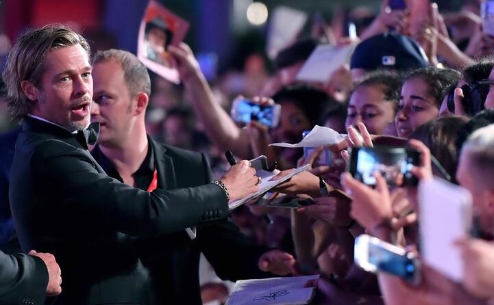 brad pitt mentre firma autografi