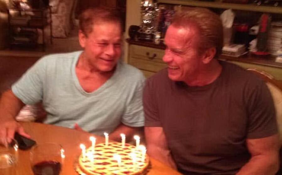 franco columbu (a sinistra) con arnold schwarzenegger i due erano molto amici (foto facebook)