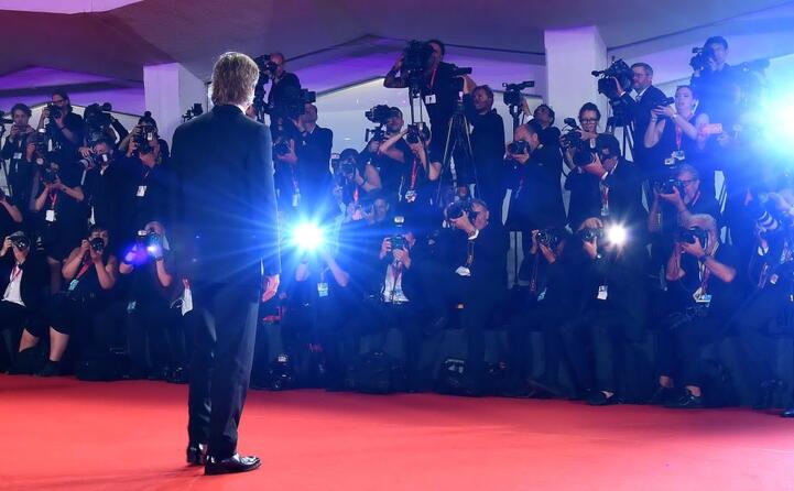 l attore si concede ai fotografi