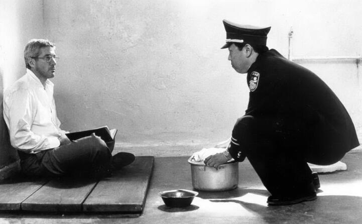 in una scena del film l angolo rosso