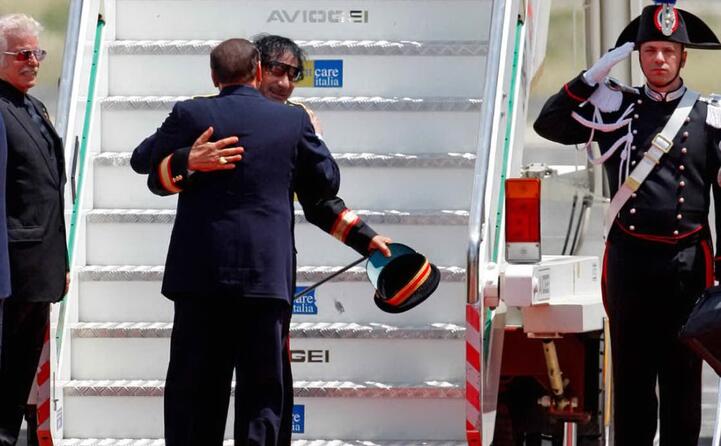 berlusconi accoglie gheddafi a ciampino