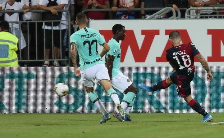 nandez di spalle