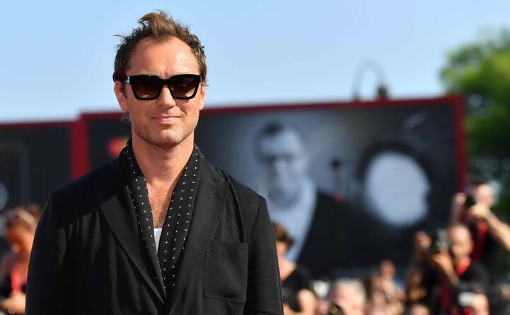 l attore britannico grande protagonista in the young pope