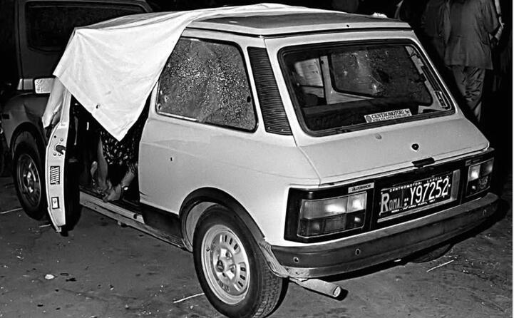l auto bersagliata dai colpi