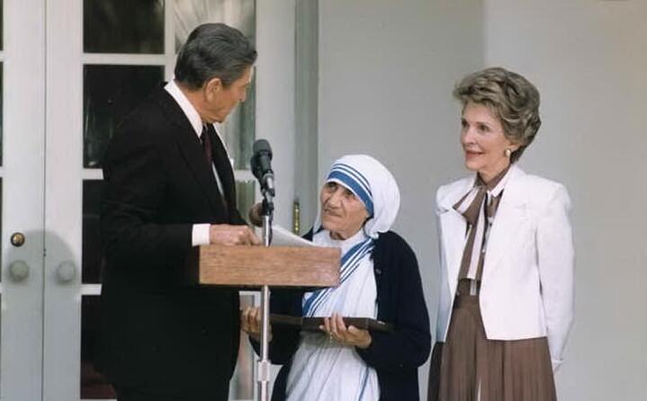 alla casa bianca con l allora presidente usa ronald regan