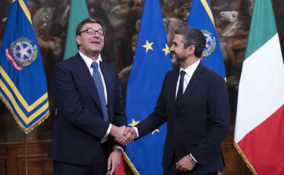 il passaggio del testimone tra i due sottosegretari
