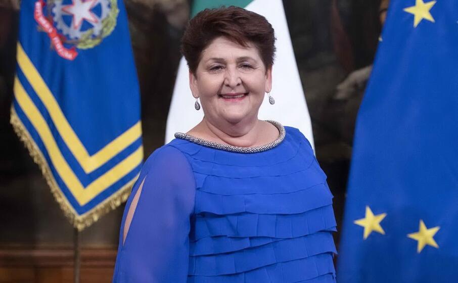 in blu il ministro delle politiche agricole teresa bellanova