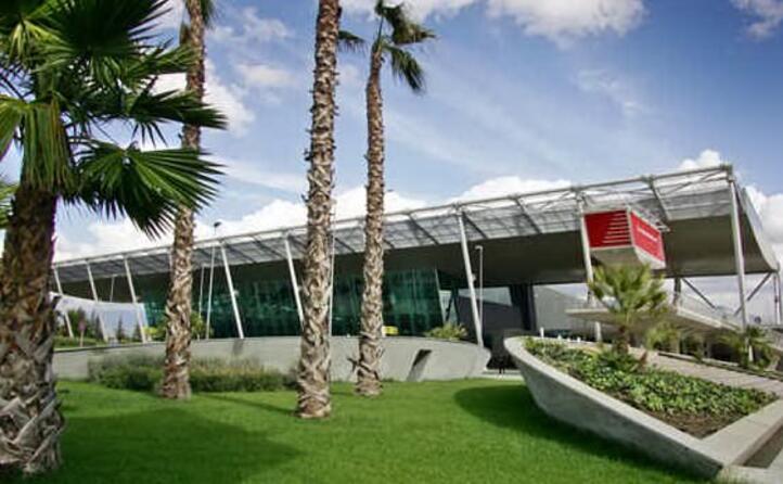 l aeroporto di tirana a lei dedicato