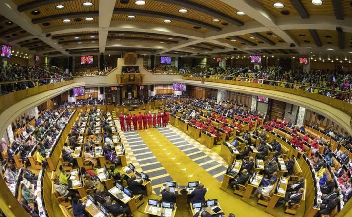 il parlamento in cui avviene l omicidio