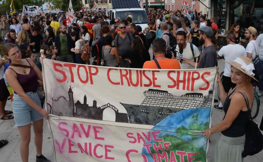 contro le grandi navi veloci (tutte le foto sono ansa)
