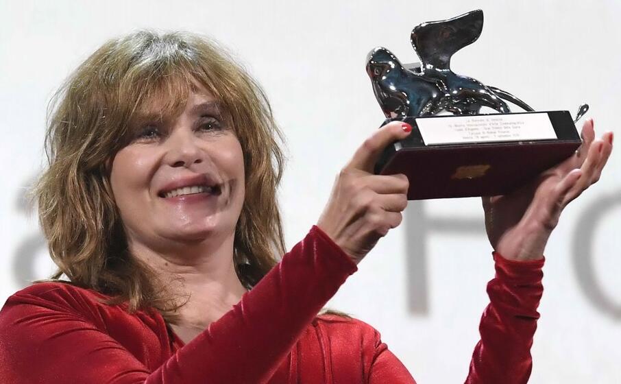 emmanuelle seigner riceve il gran premio della giuria per j accuse di roman polanski