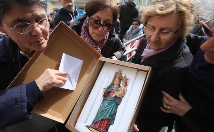i fedeli durante una cerimonia solenne