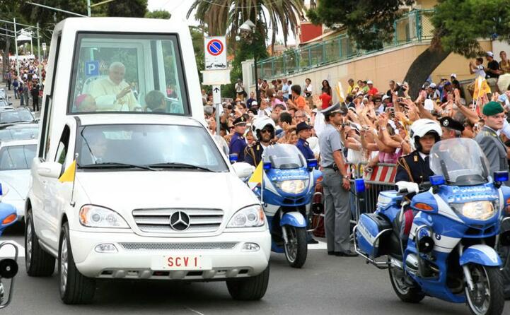 il pontefice sulla papamobile