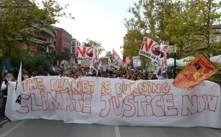 in scena oggi anche le proteste degli ambientalisti