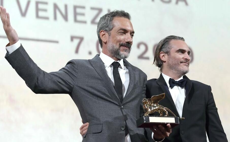 joker conquista la giuria a venezia