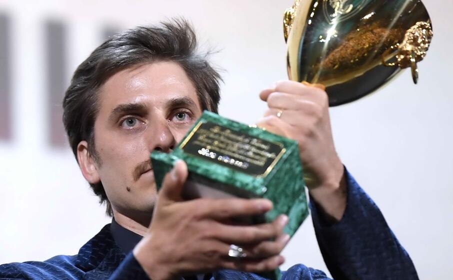 luca marinelli vince la coppa volpi come miglior attore per martin eden