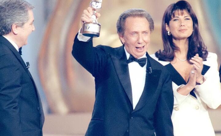 corrado premia bongiorno col telegatto nel 1996