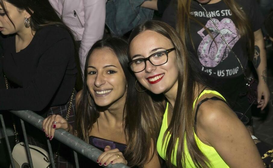 due ragazze alla serata conlcusiva del poetto on air (foto radiolina)