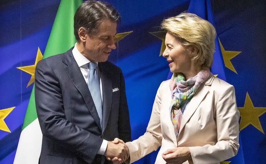 la stretta di mano con ursula von der leyen (ansa)