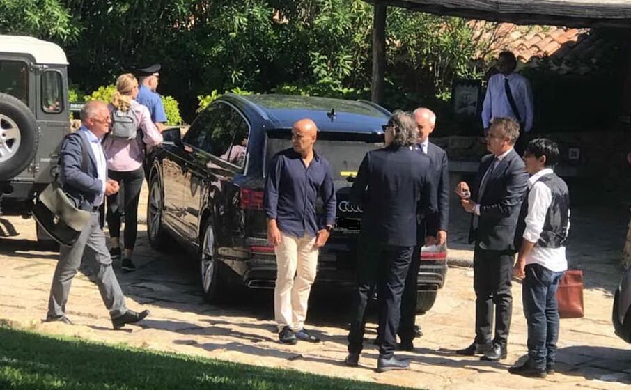 avvocati e inquirenti vicino alla villa di beppe grillo (foto antonio satta)