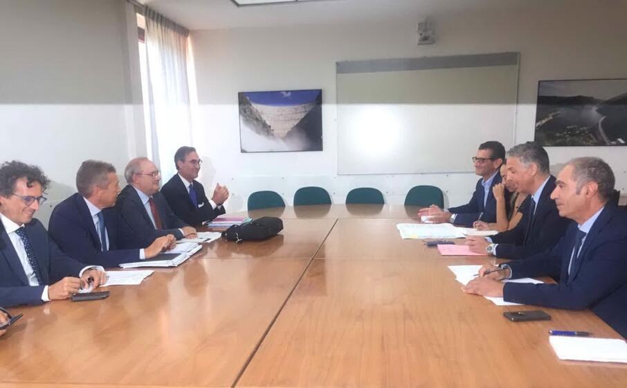la riunione tra i vertici dell anas e l assessore ai lavori pubblici roberto frongia (foto l unione sarda frongia)