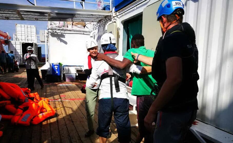 soccorritori a bordo della ocean viking (foto da twitter)