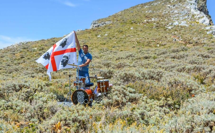 davide contu con la sua batteria sul pan di zucchero (foto l unione sarda cucca)