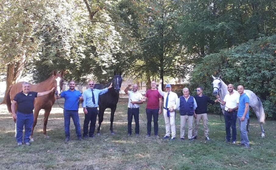 i tre cavalli sardi gli allevatori e i dirigenti agris (foto ufficio stampa)