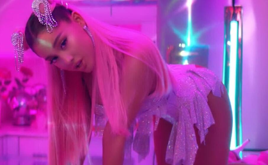 ariana grande nel video citato da fabio volo (foto da frame video)