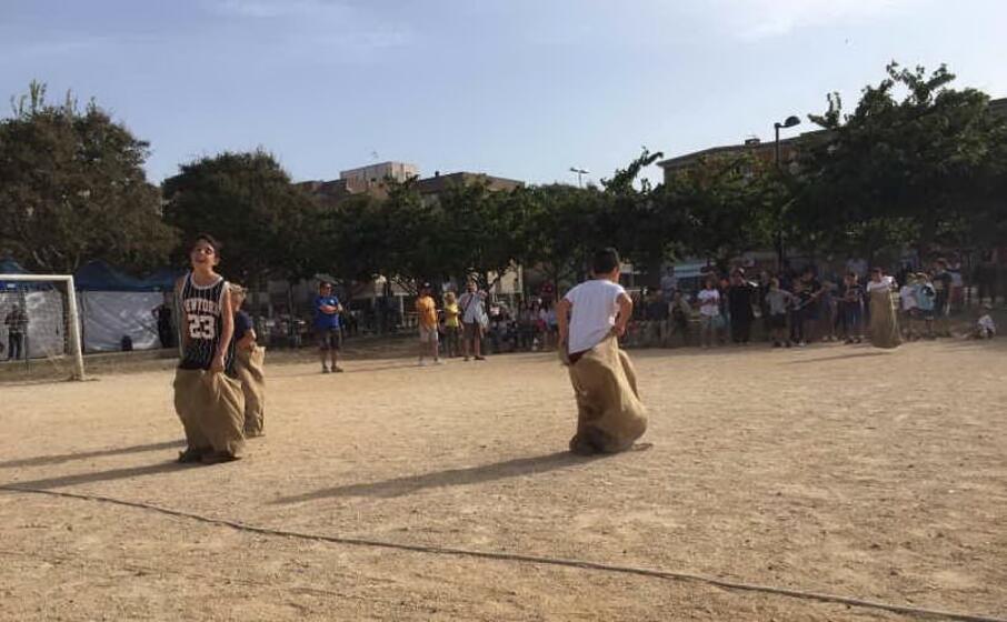la corsa con i sacchi (foto l unione sarda pala)