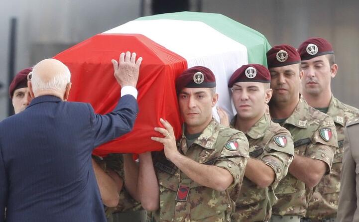 giorgio napolitano rende omaggio a una delle salme (archivio l unione sarda)